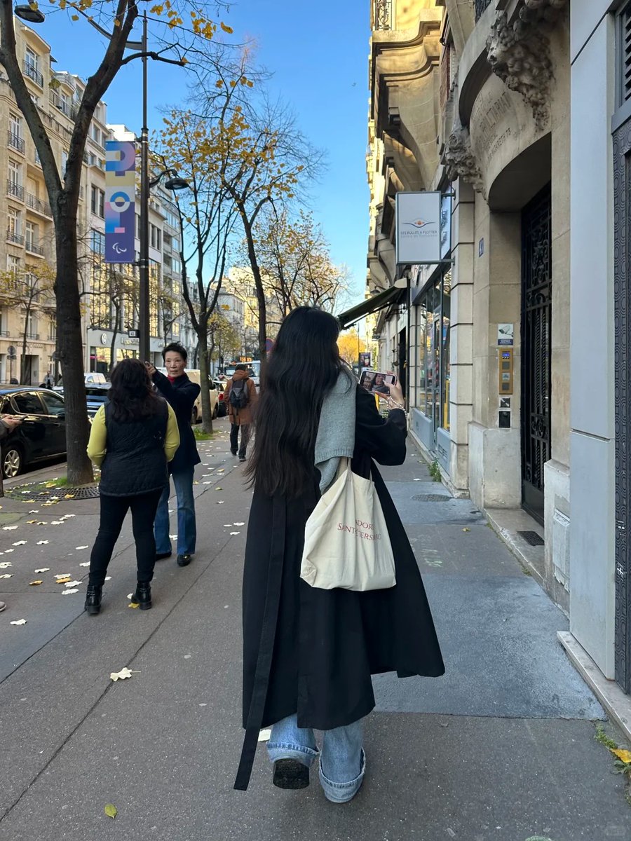 halisumar's tweet image. Autumn whispers in the air, painting the world in golden hues 🍂🍁 Embracing the crisp breeze and cozy vibes