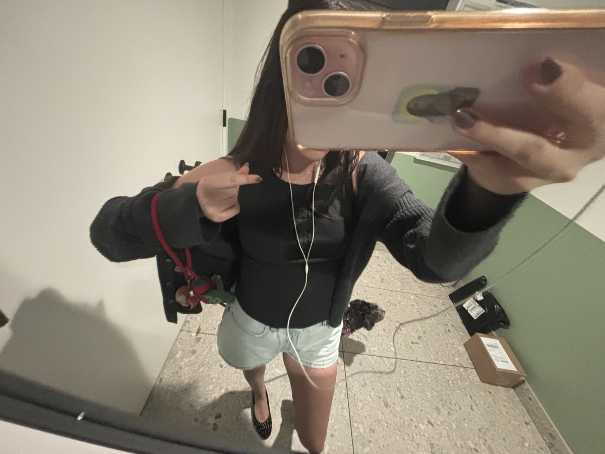 trinity333__'s tweet photo. #outfittober 2 official - 62 degrees rn im leaving the house and i wonder if ill absolutely freeze my bollocks off https://t.co/uUkFDy5Rb2