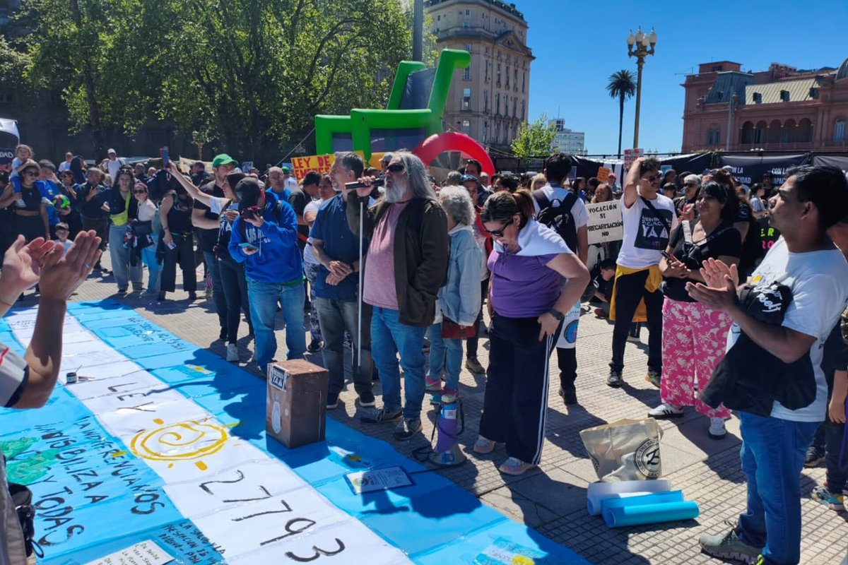 🔥Mientras la “libertad” avanza, nuestros derechos retroceden. 

Movilización por el incumplimiento de la Ley de Emergencia en Discapacidad que configura un accionar abiertamente inconstitucional. 

<a href="/Sabbatella/">Martín Sabbatella</a>
<a href="/MoniMacha/">Mónica Macha</a>
<a href="/NuevoEncuentro_/">Nuevo Encuentro</a> 
<a href="/nebuenosaires/">Nuevo Encuentro PBA</a>