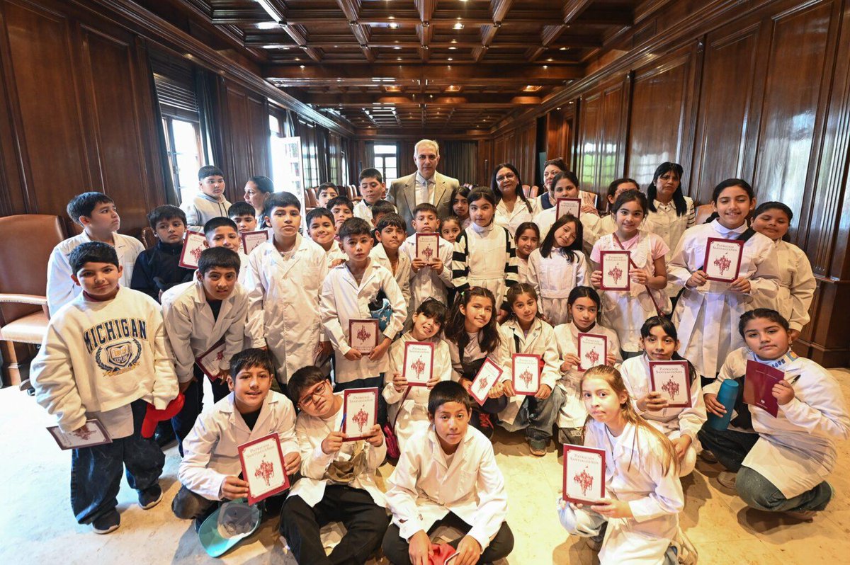 WebTribuno's tweet photo. 📚El ministro de Gobierno, Seguridad y Culto, #MarceloBarbur, recibió este jueves por la mañana a los #Alumnos de cuarto grado de la #Escuela N° 71 “Fray Juan Grande”, quienes recorren la ciudad Capital como parte de una iniciativa educativa que promueve el conocimiento institucional y cultural👇
https://t.co/oF6OvbqFiN
