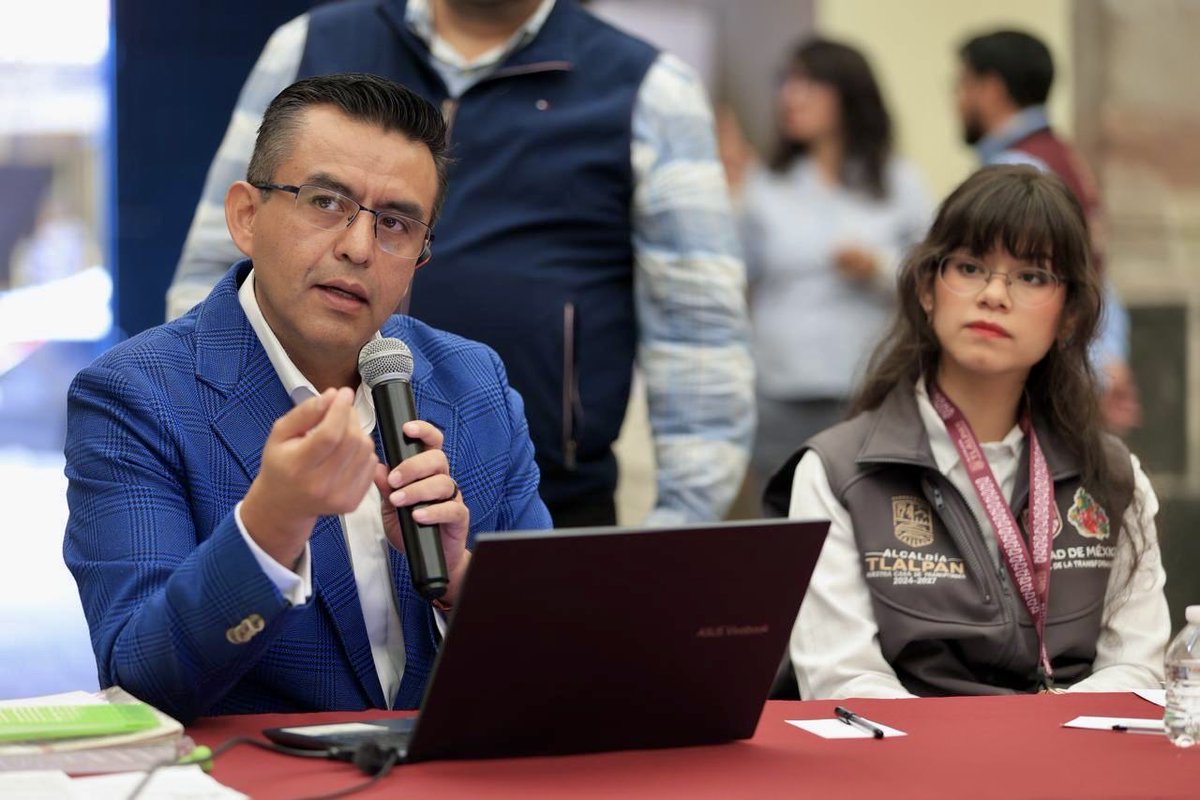 sariadna's tweet image. El Director de Tecnologías del @InfoCdMex, Raymundo Ortega Esquivel, impartió capacitación al personal del Centro de Servicios de Atención Ciudadana de @TlalpanAl sobre el uso de la Fuente #Braille Espejo. Gracias por tu compromiso a favor de una #CDMX más justa e igualitaria. 👏🏻