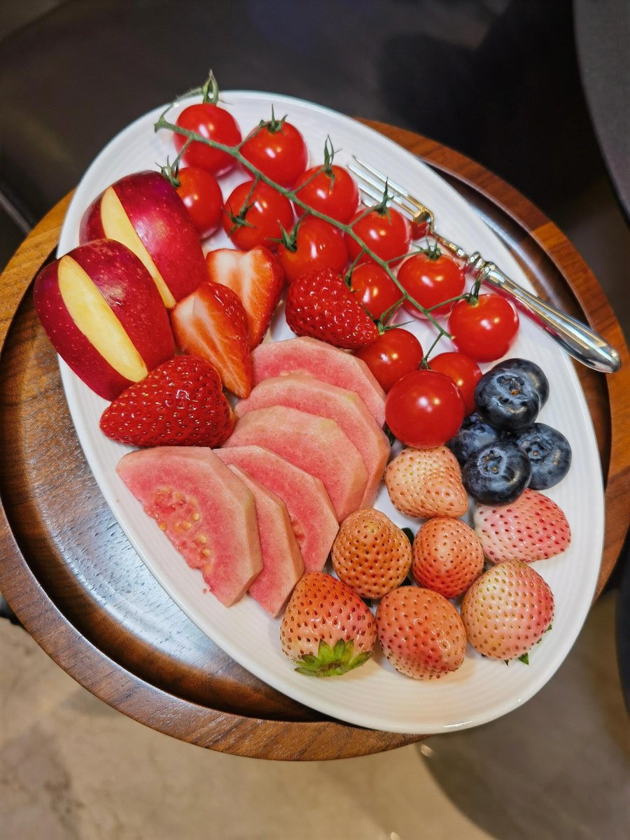 Fresh, vibrant, and bursting with flavor! 🍓🍅🥝 This colorful plate of fruit is a feast for the eyes and a treat for the body 🌈✨. Perfect fuel for a happy, healthy day! What’s your favorite fruit? 🍉🍍😊