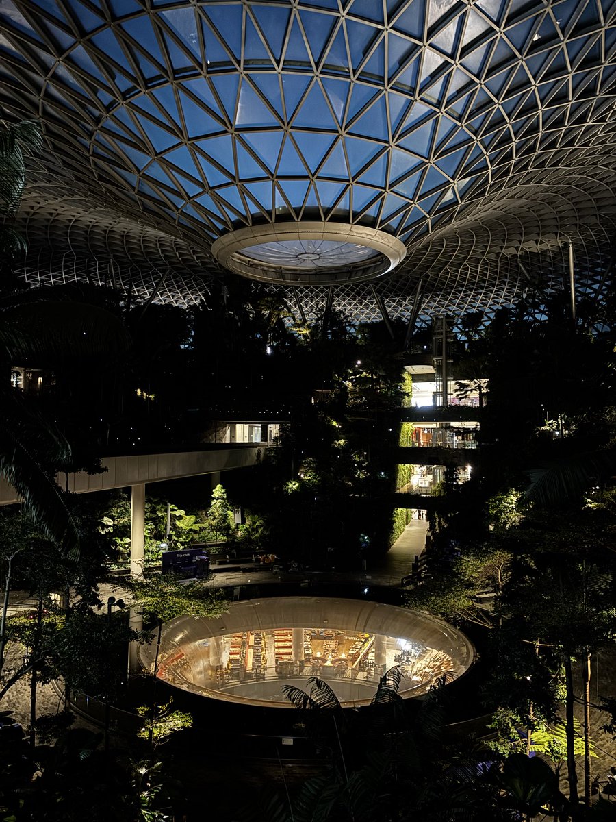 zolo_gg's tweet image. 日本🇯🇵 #webx 
韩国🇰🇷 #KBW2025 
新加坡🇸🇬 #TOKEN2049 
终于把差都出完了。

相比于日本/韩国 参会人数 ATH
这次新加坡 ATH 的应该是酒店价格，好多酒店应该比平常贵了三倍。

问了好多朋友，好像都是参会完或者事情办完赶紧走，凌晨飞走的好多。也包括我，没事了赶紧改签撤退。…