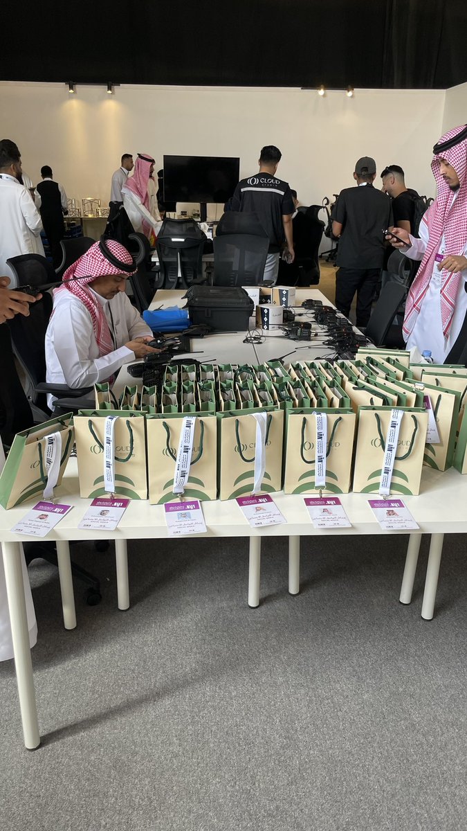 mmfq87's tweet photo. انطلاقة جديدة و بتجربة مختلفة على الصعيد الشخصي في معرض الكتاب

فخور بانضمامي إلى فريق كلاود استديو لفترة #معرض_الرياض_الدولي_للكتاب_2025 

نعدكم بمحتوى مميز، تغطيات ملهمة، وتجربة لا تُنسى! ✨📚 https://t.co/HpCdIbDadO