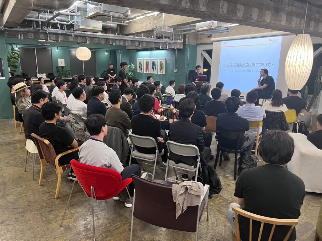 masanydayo's tweet photo. 組織をつくれない人には共通点がある。高学歴でロジカルだけど、人間理解が浅くクリティカルじゃない。数字やデータを集め、もっともらしい分析を並べることはできる。でも「そもそもこの問いを解くべきなのか？」という視点が欠けている。結果として、現場に優先度の低い施策を押し付け、会議だけが増え、社員が疲弊していく。

たとえば、売上が落ちているときに「営業トークを最適化する仕組みづくり」を延々と議論する。でも本当に解くべき問いは「なぜ顧客が離れているのか」であり、感情や体験の分析だったりする。数字を見ているのに本質を見ていない。結果、半年間のプロジェクトは徒労に終わり、現場の士気は下がり、優秀な営業が辞める。

ほかにも「数値管理の徹底」に力を入れ、日報���KPIダッシュボードを整え、経営会議も数値の進捗報告ばかりする。一見すると合理的だけど、メンバーの感情や動機づけを理解しないまま数字だけを追わせた結果、数字に現れない課題が放置され続け、気づいたときには手遅れになる。

ロジカルだがクリティカルでなく、人間理解のないリーダーを中枢に据えると、組織はじわじわと崩れていく。経営者から見れば「優秀に見えた参謀が、実は組織を壊す元凶だった」という結末になる。

「これは解くべき問いか？」と常に立ち止まり、優先順位を見極める。数字の裏にある人の感情や動機を読み取り、正しい問いを選び、人を理解し、組織を前に進めるリーダーが真のNo.2だと思う。真のNo.2がいなければ、どれだけ優れた戦略も実行されず、組織はスケールしない。もちろん自分はまだまだなので、日々吐きそうになりながら逃げずに戦ってる。

組織づくりを間違えない。こんな話をよくREAL VALUE CLUBメンバーにしています。
