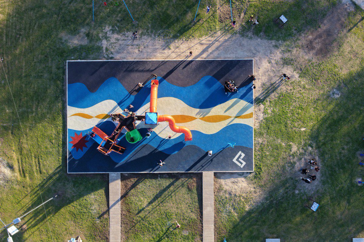 🛝🌳 RENOVAMOS LA PLAZA FACUNDO QUIROGA🌳🛝

Desde <a href="/lanusmunicipio/">Lanús Gobierno</a>, llevamos adelante la puesta en valor integral de la plaza ubicada en 📍San Carlos y Eva Perón, Monte Chingolo. La misma ahora cuenta con islas de piso blando anti-choque en las zonas de recreación, mangrullo con