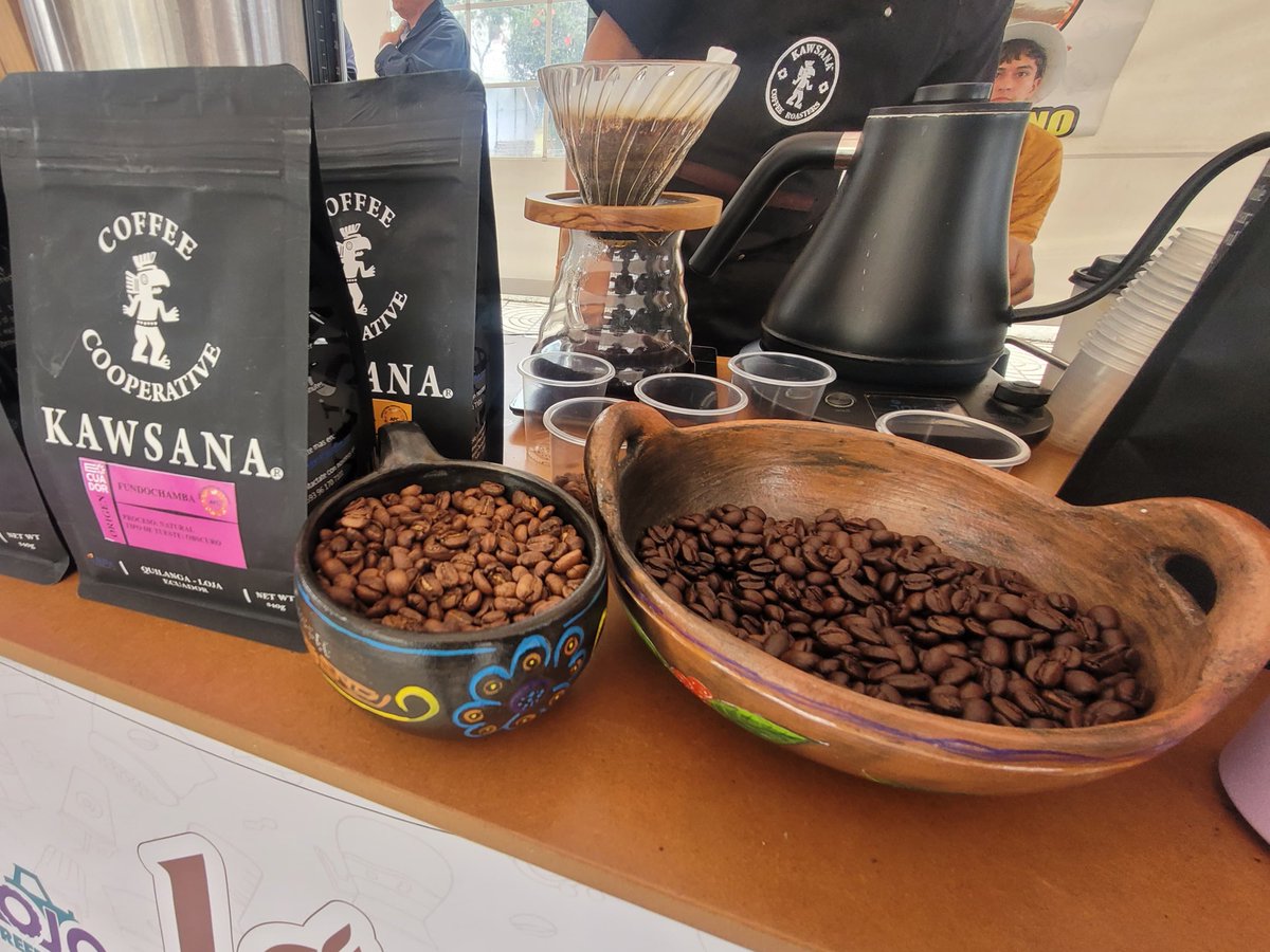 congope_ec's tweet photo. El café une al Ecuador en una gran celebración.

En #LojaSaborACafé, gracias a la coordinación del #CONGOPE, se reúnen productores de varias provincias que muestran la diversidad y calidad de sus cosechas.

Este encuentro es más que una feria productiva: es un espacio donde compartimos cultura, tradición y sueños de desarrollo conjunto.

@prefecturaLoja

#LasProvinciasSomosElEcuador
#FomentoProductivo