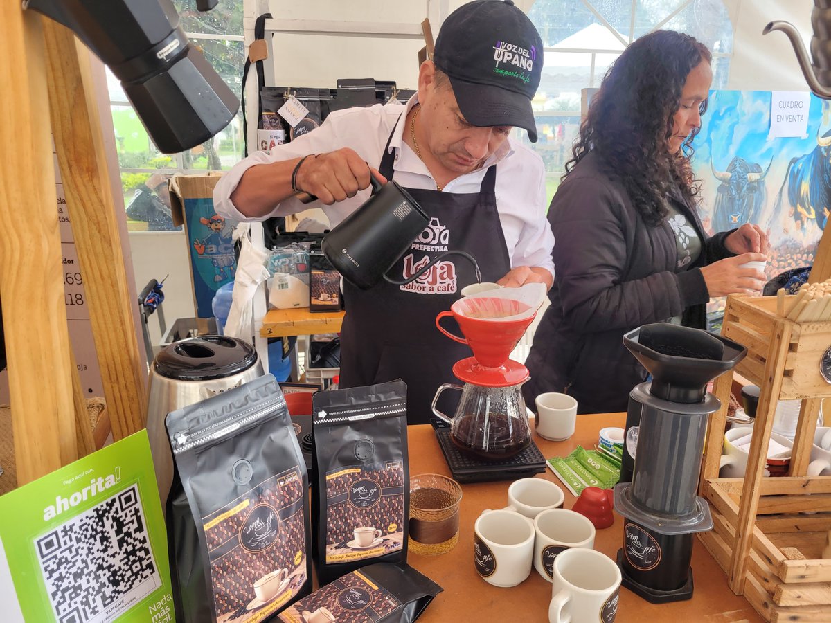 congope_ec's tweet photo. El café une al Ecuador en una gran celebración.

En #LojaSaborACafé, gracias a la coordinación del #CONGOPE, se reúnen productores de varias provincias que muestran la diversidad y calidad de sus cosechas.

Este encuentro es más que una feria productiva: es un espacio donde compartimos cultura, tradición y sueños de desarrollo conjunto.

@prefecturaLoja

#LasProvinciasSomosElEcuador
#FomentoProductivo