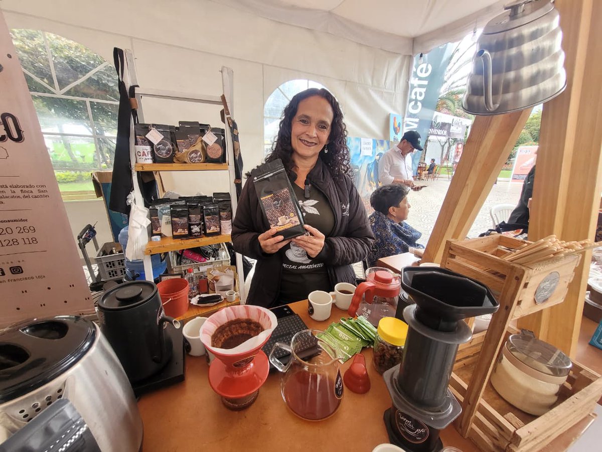 congope_ec's tweet photo. El café une al Ecuador en una gran celebración.

En #LojaSaborACafé, gracias a la coordinación del #CONGOPE, se reúnen productores de varias provincias que muestran la diversidad y calidad de sus cosechas.

Este encuentro es más que una feria productiva: es un espacio donde compartimos cultura, tradición y sueños de desarrollo conjunto.

@prefecturaLoja

#LasProvinciasSomosElEcuador
#FomentoProductivo