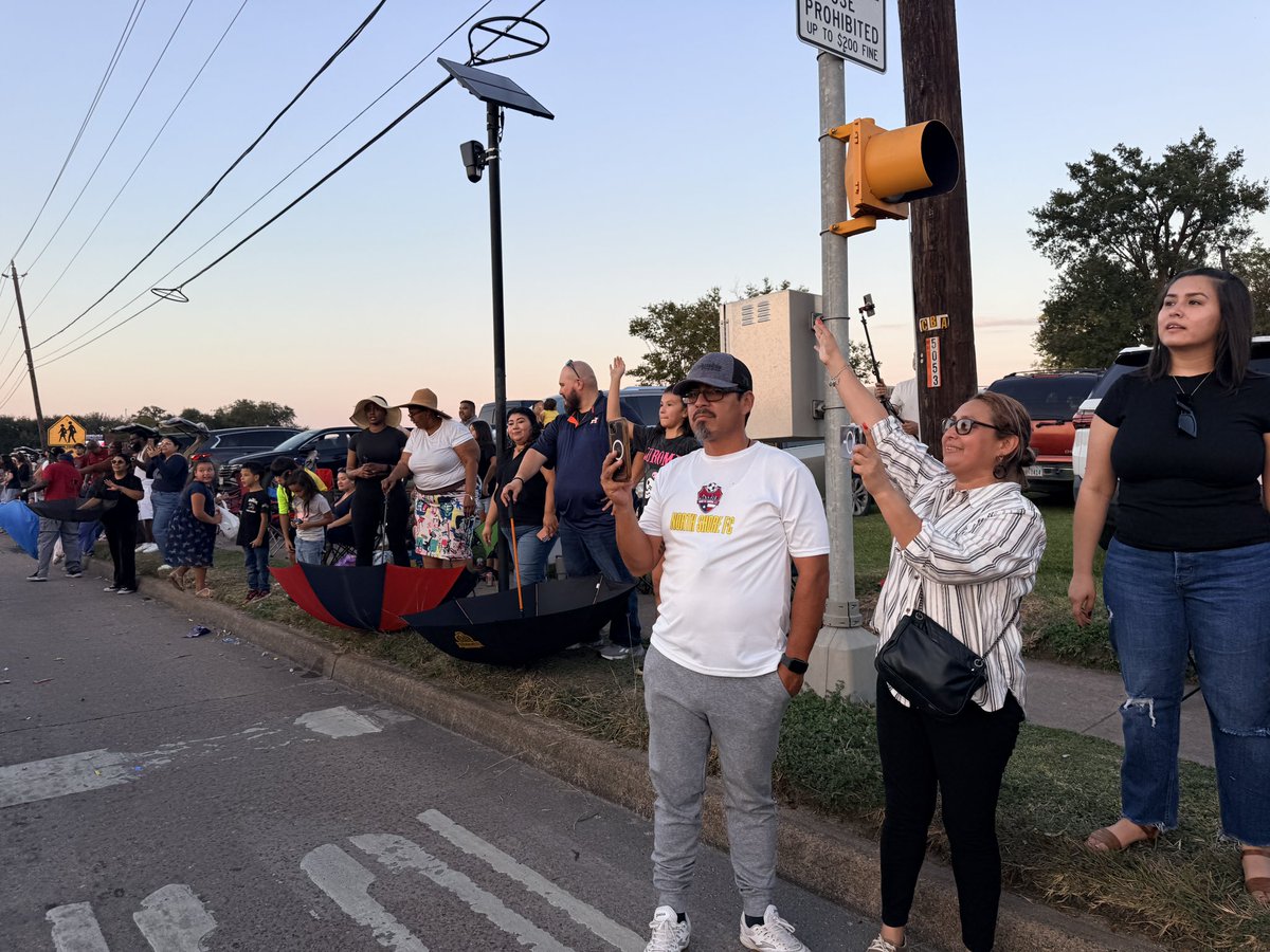 ChannelviewISD's tweet image. 💙💛 What a great night to celebrate Falcon pride! Channelview spirit is alive and shining! #WeAreChannelview #Homecoming2025