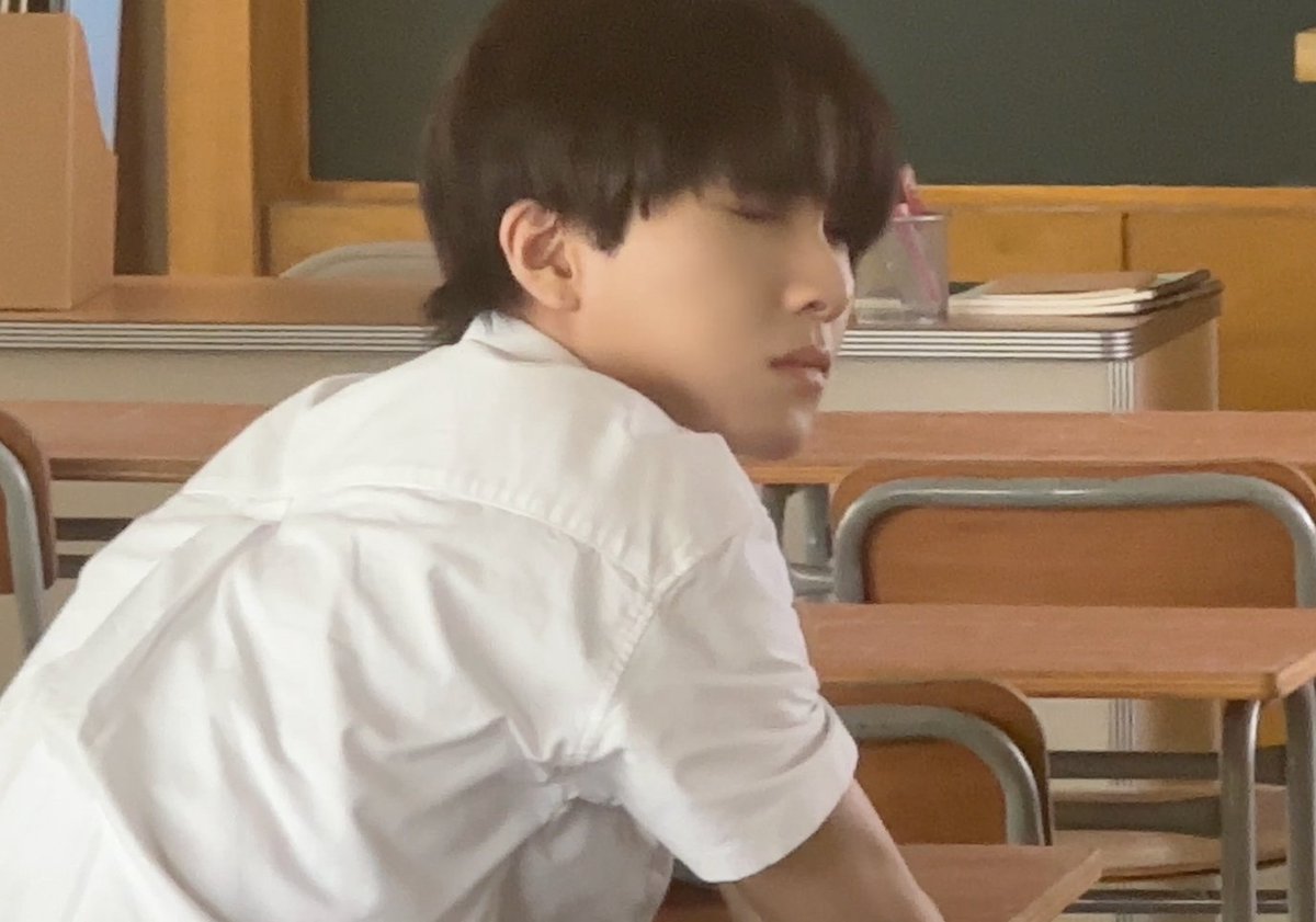 EE00lhrw2's tweet photo. 운탯
전날에 게임하자고 하도 졸라대서 밤새 해줘가지고 좀 자고 싶은데 (둥민특:게임개못함) 1교시 쉬는시간부터 뒷문에��� 김운악 불러대서 친구들이 깨워가지고 저 표정임. 근데 김운악 또 거절 못하고 형이 해달라는대로 해줌 ((왜냐면어느시간대는자기가맘대로할수잇어서 https://t.co/8f8KDPBcTr