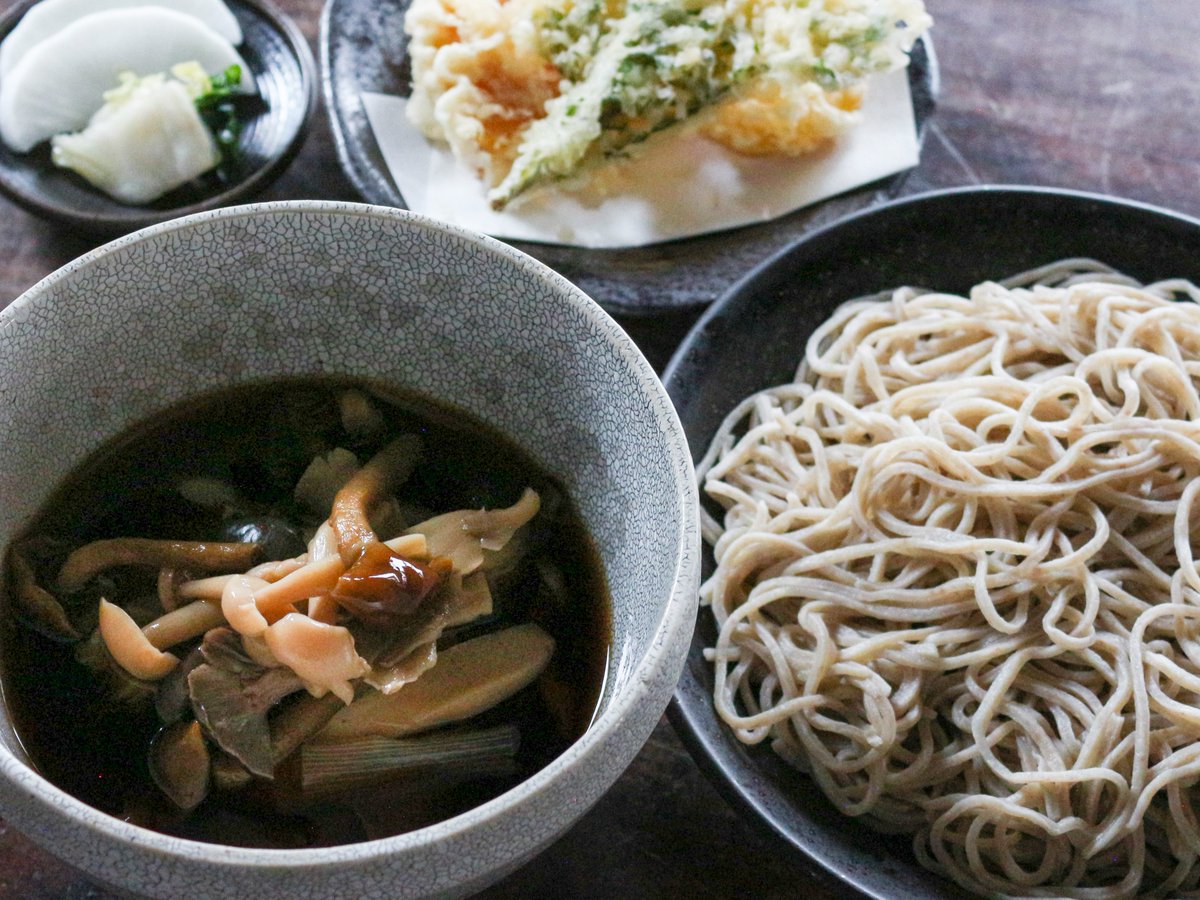 6月5日(水)より、季節の蕎麦が「いろいろきのこ蕎麦」に変わります！！ 
茨城県産の香り高い旬のきのこを数種類使用しました。この季節ならではのきのこの旨味と香りがたっぷり味わえます。
