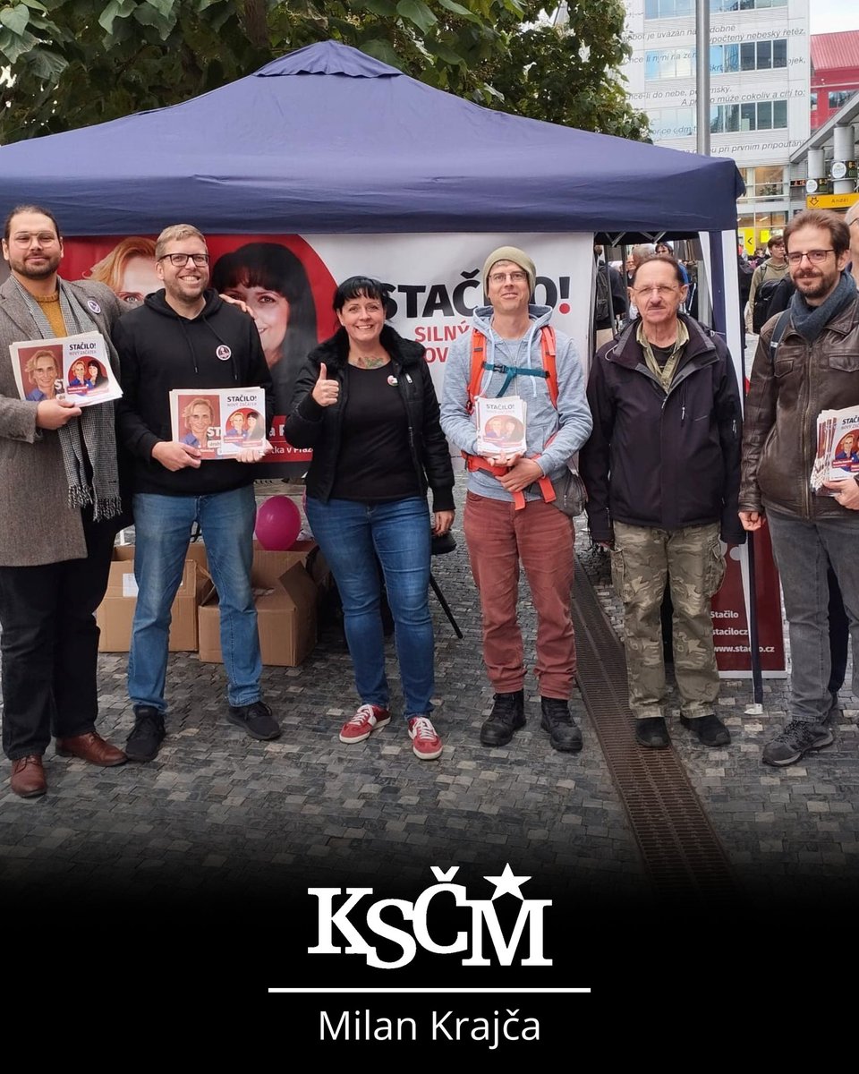 milankrajcacz's tweet photo. 🇨🇿🚩 FIALO, STAČILO‼️
👉 Včera jsem na Andělu na pražském Smíchově rád přišel na zakončení předvolební kampaně podpořit Petru Prokšanovou, Petra Vlčka, Pavla Ambrože a další komunistické kandidáty do Poslanecké sněmovny za opoziční hnutí STAČILO!.
#kscm #stacilo #praha https://t.co/Da38lV5gAV