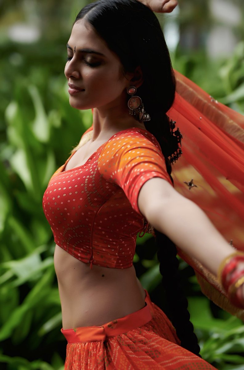 MalavikaM_Fans's tweet photo. Free soul 🍁 https://t.co/ptgTs32YFL