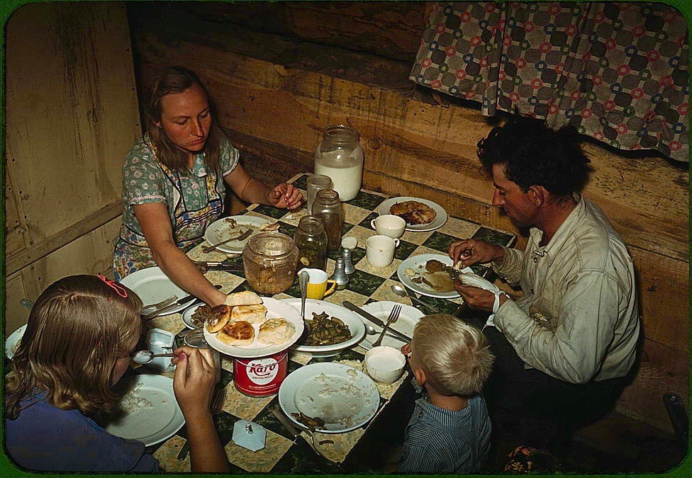 LRonLacy's tweet image. In #OCTOBER 1940
‘The Faro Caudill [family] eating dinner in their dugout, Pie Town, New Mexico’
Color transparency by Russell Lee (1903-1986) for the #FarmSecurityAdministration. October 1940.
#PieTown #NewMexico #homesteading #homesteaders #RussellLee #colorphotography