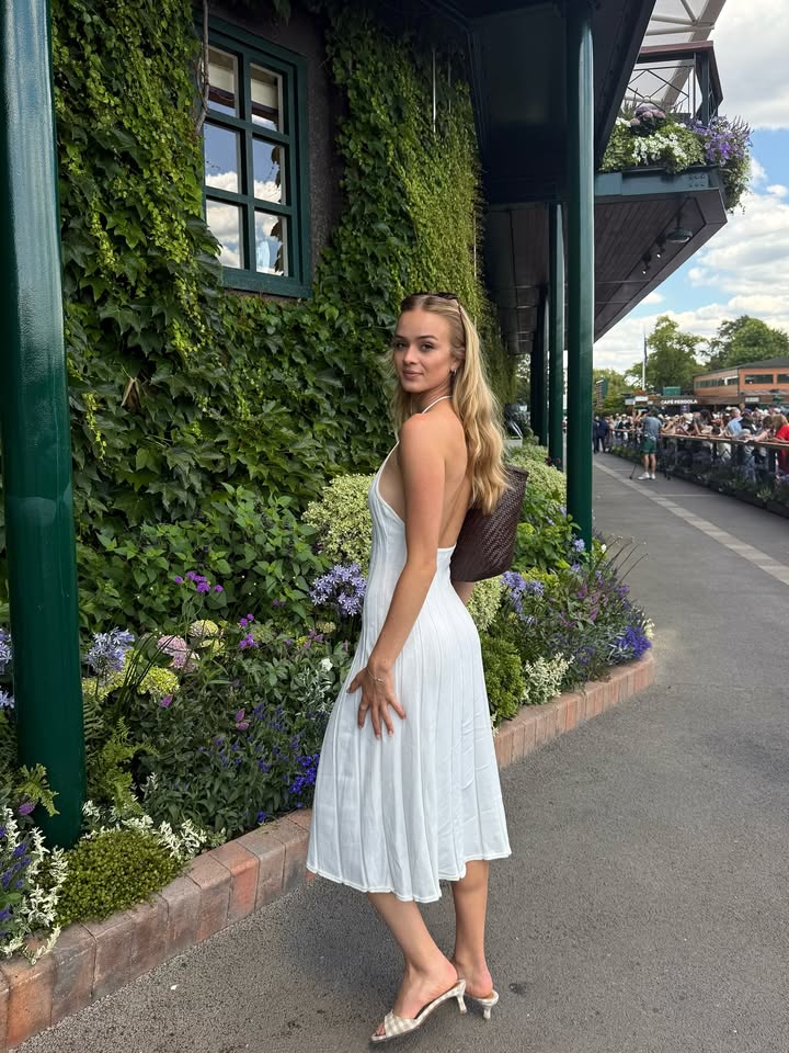fedorables2's tweet image. Enjoying a lovely day in a beautiful white dress 🌿✨ Surrounded by greenery and blooming flowers, feeling fresh and stylish! 💐👗 #GoodVibesOnly  #GardenBeauty #ChicAndSimple #FashionInNature