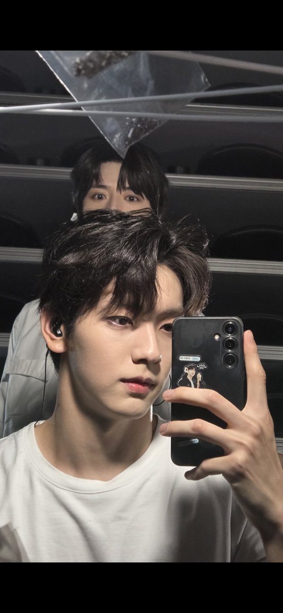 수빈이 셀카찍는데 뒤에 기염둥이 모지 ?