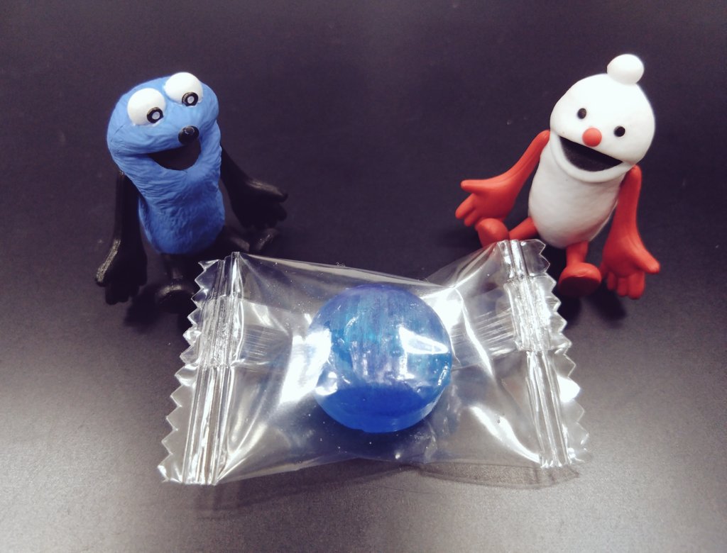 会社の人に、舌が青くなる飴もらった笑🔵