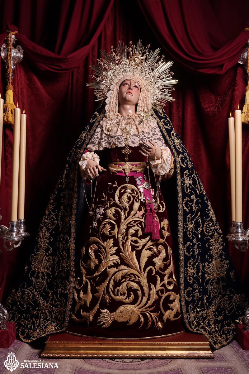 HdadSalesiana's tweet photo. ¡Bendita sea Tu Pureza! y eternamente lo sea, pues todo un Dios, se recrea en tan hermosa belleza.

María Santísima del Auxilio ya se encuentra presidiendo el altar efímero dispuesto para su Devoto Besamanos.

📆 3, 4 y 5 de octubre.

El horario del mismo será el siguiente:

- Mañanas: 8:30h a 12:00h
- Tardes: 18:00h a 19:30h

A las 20:30h tendrá lugar una oración ante la Santísima Virgen, donde contaremos con la presencia del Centro Juvenil de nuestra Casa Salesiana de Málaga. 

📸: @DaniAstorgaPH 

#ProtagonistasdelaHistoria
#CofradiasMLG