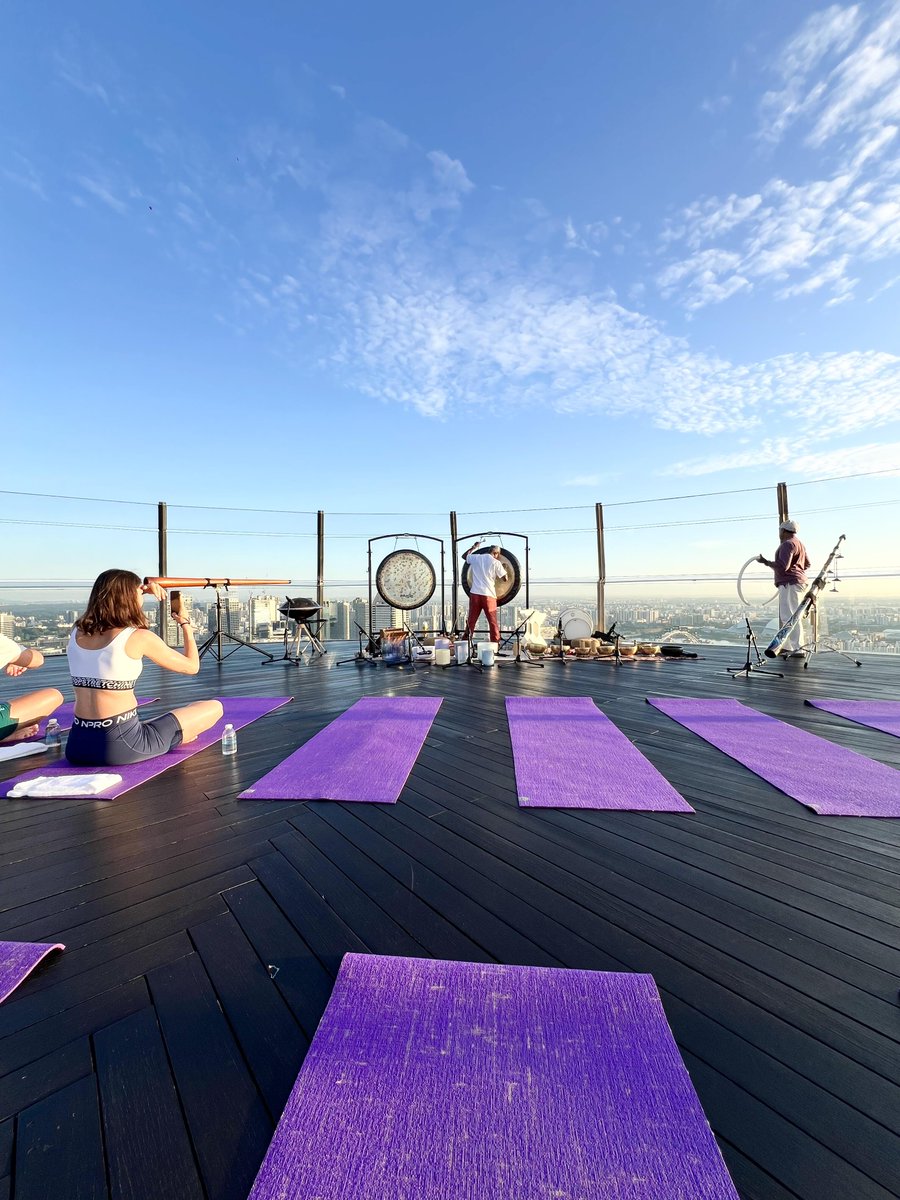 Dancing1_Daisy's tweet photo. Daydream at sunrise at the rooftop garden of Marina Bay Sands in Singapore https://t.co/6L0d8AFgA6