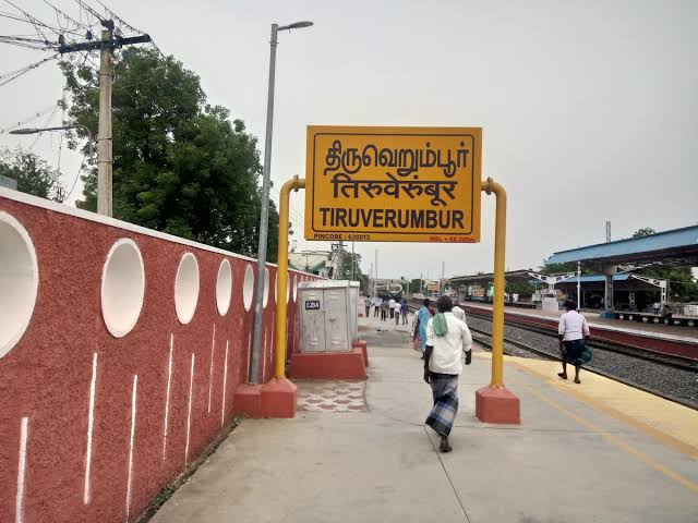 duraivaikooffl's tweet image. அன்று (29.09.2025) காலை திருச்சி இரயில்வே கோட்ட மேலாளரை அவரது அலுவலகத்தில் சந்தித்து, எனது திருச்சி நாடாளுமன்ற தொகுதியின் G-கார்னர் உள்ளிட்ட ஏற்கனவே கொடுக்கப்பட்டிருக்கும் பல்வேறு கோரிக்கைகளை நினைவுபடுத்தி, அதனை விரைவில் நிறைவேற்றித்தருமாறு கேட்டுக்கொண்டேன். 

அதில் முக்கியமான…