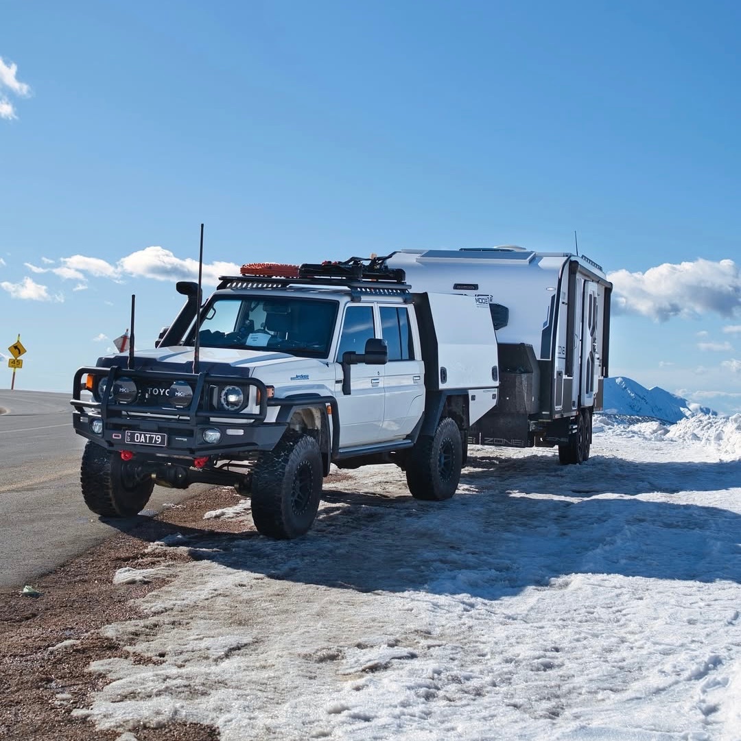 GRJ79K's tweet image. 👈😎🇦🇺 Rich Aussies and poor Japanese. 🇯🇵😁👉

*1 If you don't have money, you'll end up sleeping on a swag on the snow even at -11°C.
*2 They may not look like it, but both are Land Cruiser 79.

#Toyota #LandCruiser79
#Overlanding #Camping