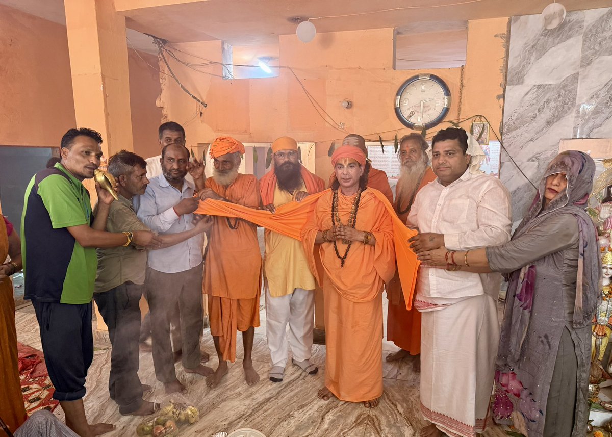 swamisandeepani's tweet image. भारत की पावन राजधानी दिल्ली के माँड़ी ग्राम में
भगवान मर्यादा पुरुषोत्तम श्रीराम जी सह परिवार,
श्री खाटू श्याम जी नरेश, श्री राधे, माँ जगदम्बा एवं महावीर बजरंग बली की मूर्ति स्थापना एवं प्राण-प्रतिष्ठा महोत्सव में सम्मिलित होकर दिव्य देवमूर्तियों को भोग अर्पित करने का अद्वितीय…