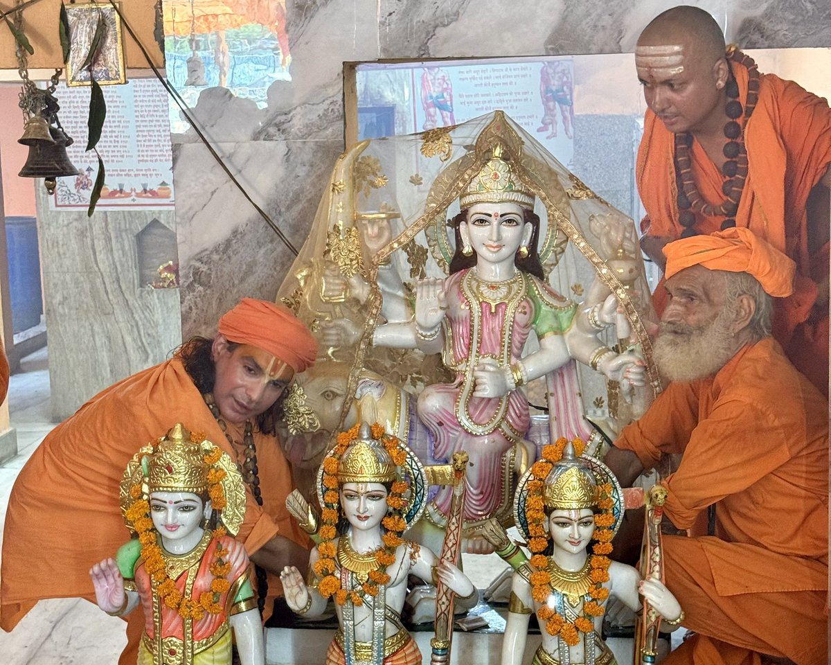 swamisandeepani's tweet image. भारत की पावन राजधानी दिल्ली के माँड़ी ग्राम में
भगवान मर्यादा पुरुषोत्तम श्रीराम जी सह परिवार,
श्री खाटू श्याम जी नरेश, श्री राधे, माँ जगदम्बा एवं महावीर बजरंग बली की मूर्ति स्थापना एवं प्राण-प्रतिष्ठा महोत्सव में सम्मिलित होकर दिव्य देवमूर्तियों को भोग अर्पित करने का अद्वितीय…