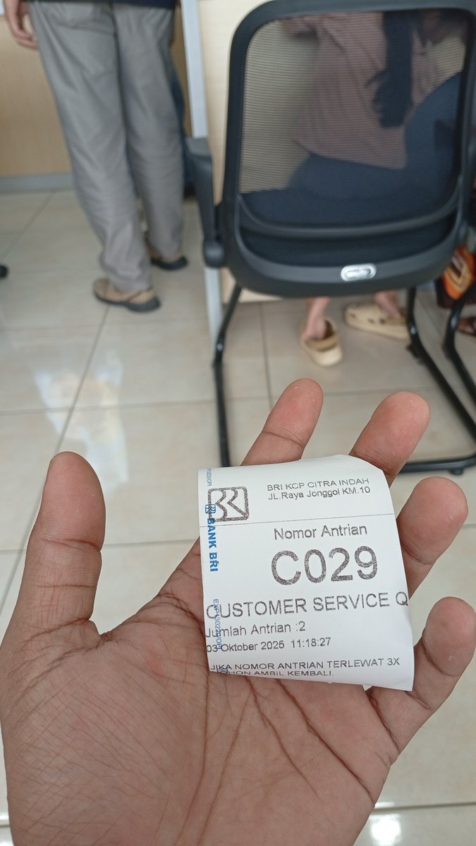 yudievalent's tweet photo. Sumpah paling males di kasih antrian di bank apalagi teler cuman 2 . Terus malah istirahat lagi satu. Tolol emang https://t.co/uoETN3SRDi