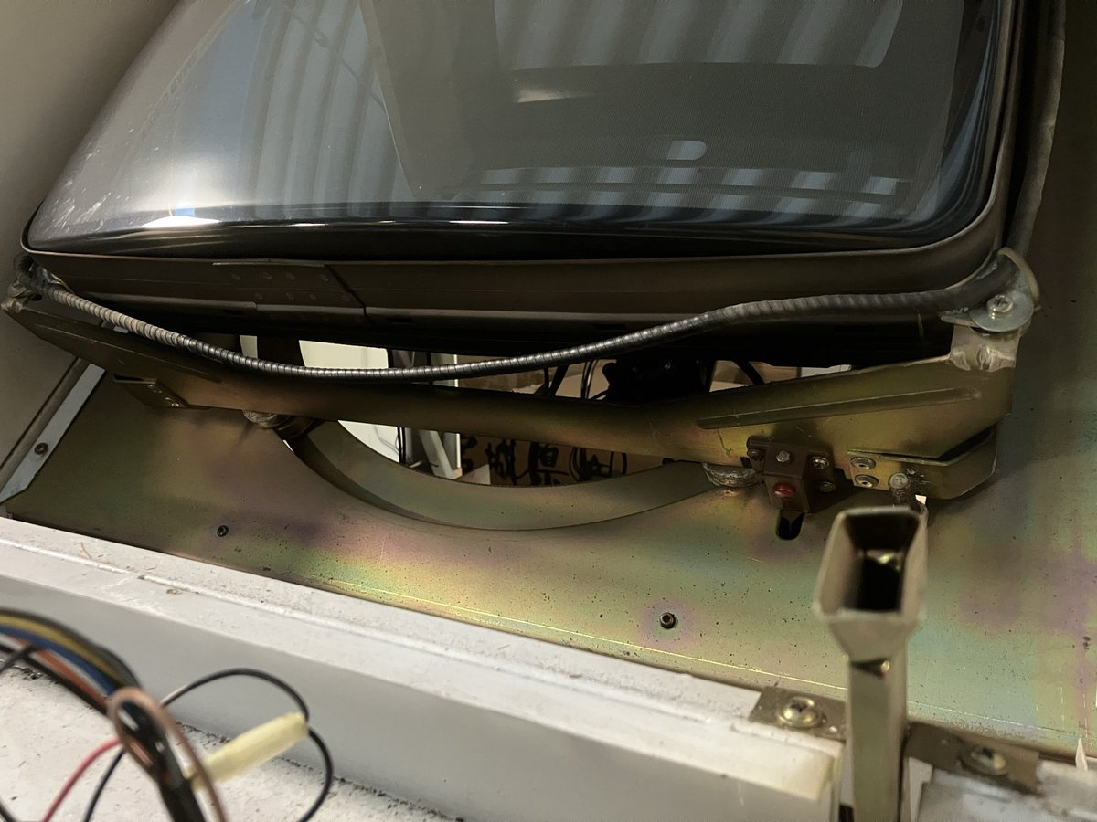 今、この倉庫にある100台近い筐体の中で１番厄介なのはマリンゲーム「ACE」筐体だな。沢山あるのにJAMMA配線ない、モニター基板ない、電源ない…ってヤツが複数。前のオーナー様は外して何処へ…(TT)？
でもこの筐体、タイトーのイーグレット２ばりにモニターが回転するんすね！
素晴らしい👍