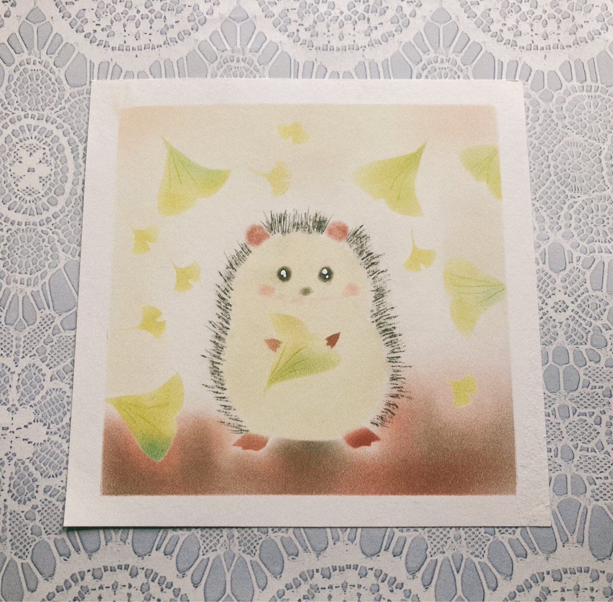 ようやく秋めいてきました🍂
🦔の体には外敵から身を守るため5,000本から7,000本の針があるそうです

娘が室内で足の小指を強打😖骨折して2週間前から在宅勤務とか
早く秋を体感できる日が訪れますように
#ハリネズミ
#中村仁音先生考案
#パステルアート
#パステルアート教室
#大人の習い事
#60の手習