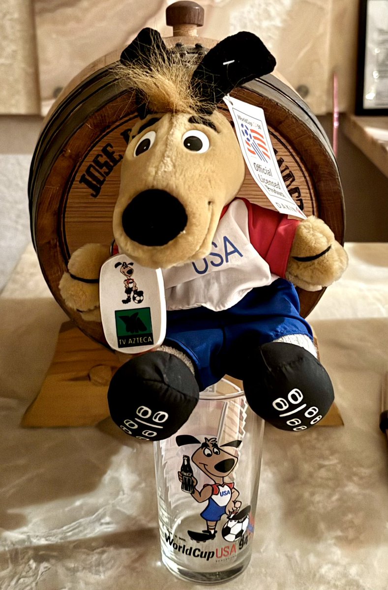 En 1994 el Mundial tuvo lugar en los Estados Unidos Unidos. Brasil fue campeón y se convirtió en la selección más ganadora de la historia.
La mascota fue un simpático perrito, que por cierto, en TV Azteca hicimos llaveros con su imagen como promoción. 

Estados Unidos ‘94: