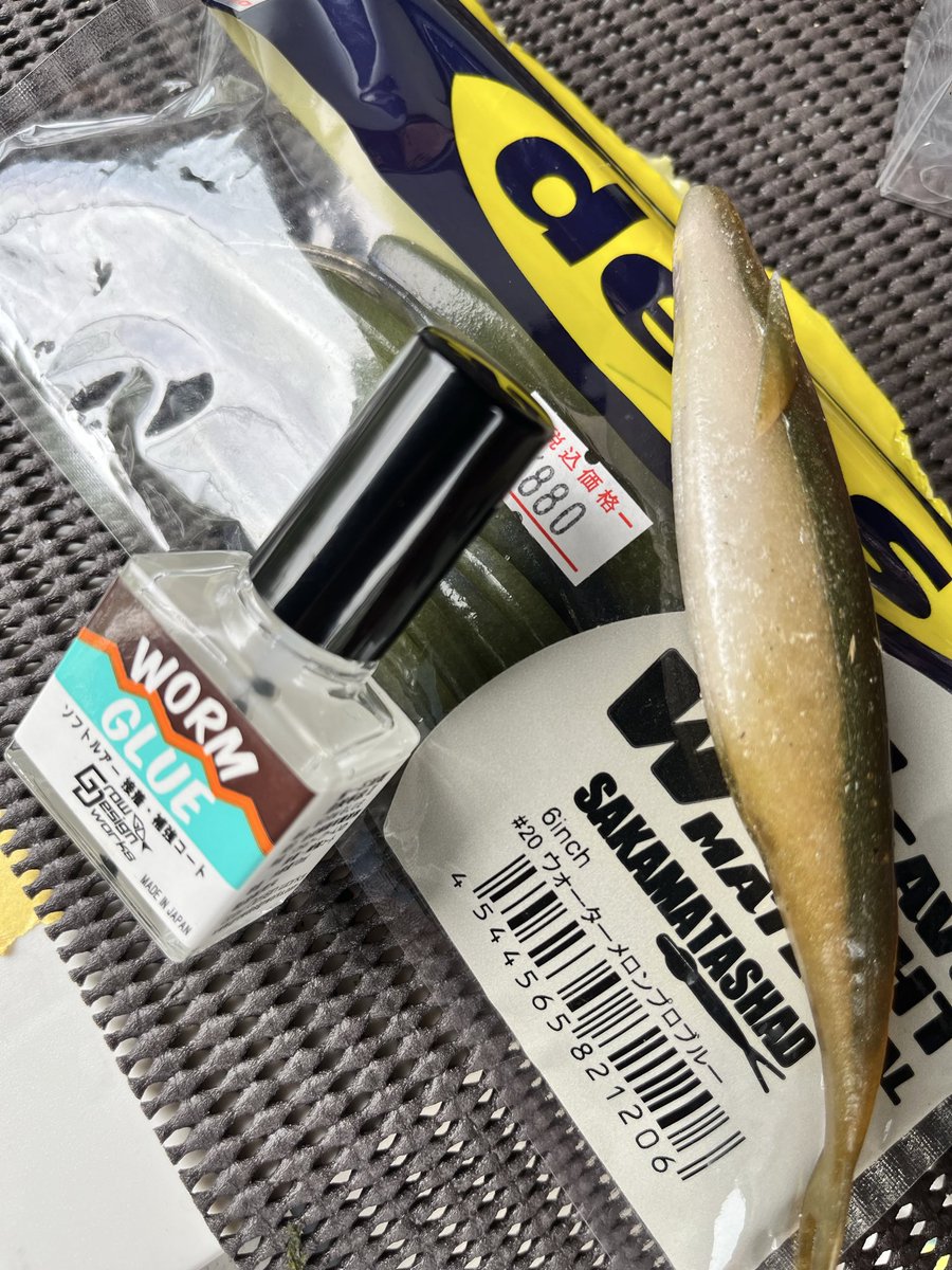 Boze_1984's tweet photo. 毎年秋の落ち鮎パターンで使ってるサカマタシャッドヘビーウェイト。
ソルト含有量が多いのでキャストで身切れてたりバイト数も多くすぐにボロボロになるのでグローデザインワークスのワームグルーは必須。
#GrowDesignWorks https://t.co/UClYN5nfL0