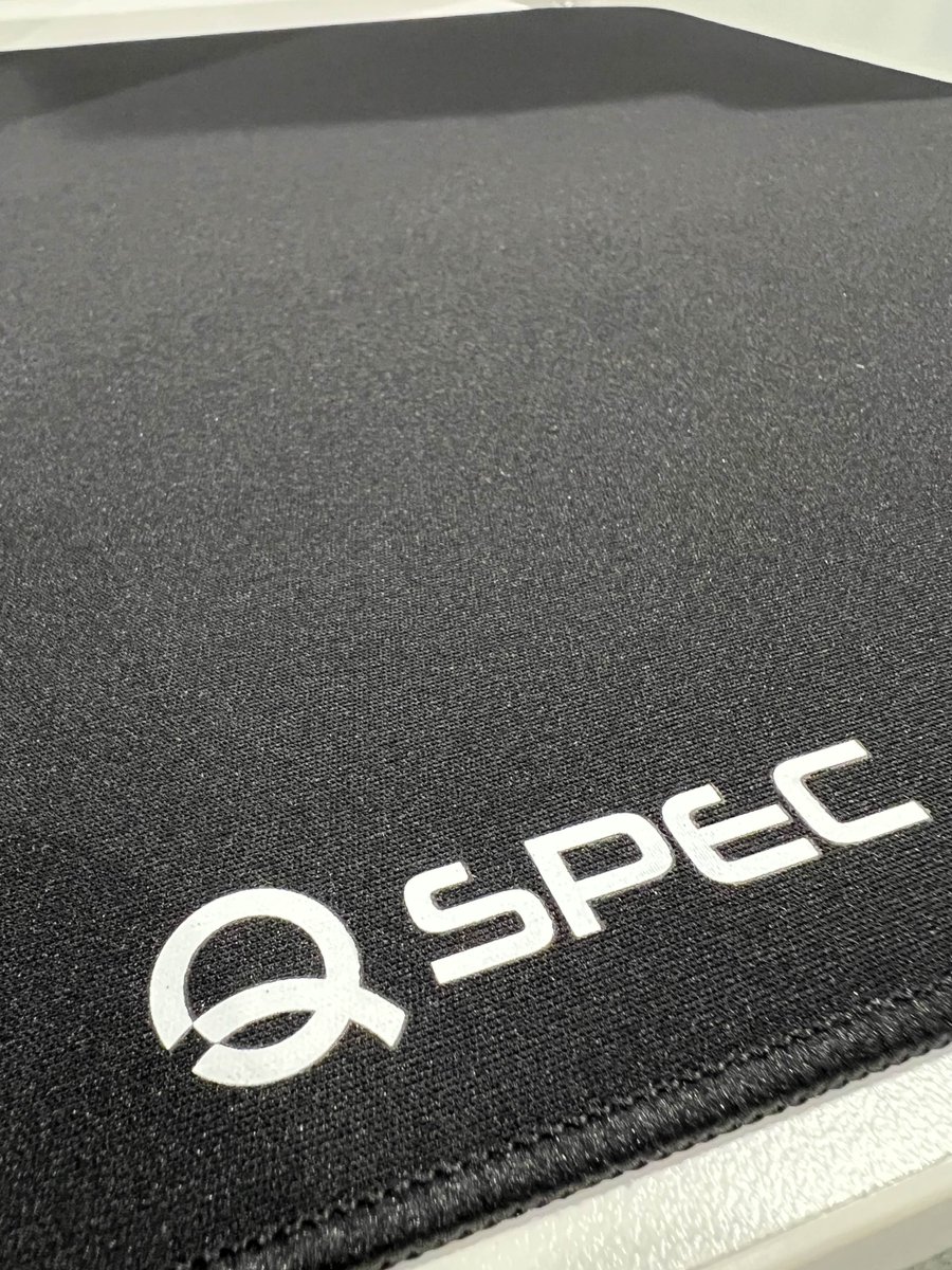 皆さまこんにちは、QSPECです。

アスリートたちの"スランプ"と向き合うために作られた、バランス・コントロールタイプマウスパッドがいよいよ登場となります。

市場では初となる素材を採用した布マウスパッド。
前回の反省を活かし、ストレスのない操作感を実現しています。

ぜひご期待ください。