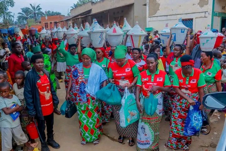 SimonNiyiragira's tweet photo. Kur'uyu wa 2 Gitugutu 2025 niho Abakenyererarugamba bo muri komine #Bubanza bashika kuri wa muryango wibaruka ubushuri k'umutumba wa #CIYA, Zone #MURAMBA, ngo bawukeze bongere bawushigikire , S.Zonal Muramba #MINANI_Fabiyano nawe nyene akaba yari yahishikiye :👇 https://t.co/w9NNZCGw3B