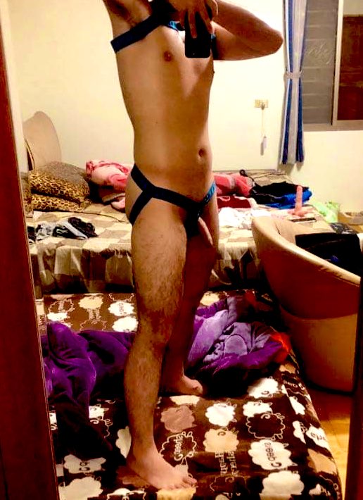 最近翻相簿看到這張照片，當時覺得後空超色，買了幾件後空跟一個胸甲來拍照，所以有人連假要來色色嗎🥵沒有的話可能會去瑪爾斯碰碰運氣吧，畫面中有亮點，請仔細尋找喔🥵