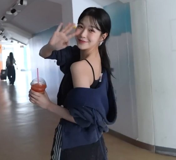 HaizulByezul's tweet image. [FM_1.24] "Now Tomorrow" Concert Behind the Scene

Jiheon 🍯 (1/2)

#fromis_9 #프로미스나인
(Noted: free to save and use for your account)