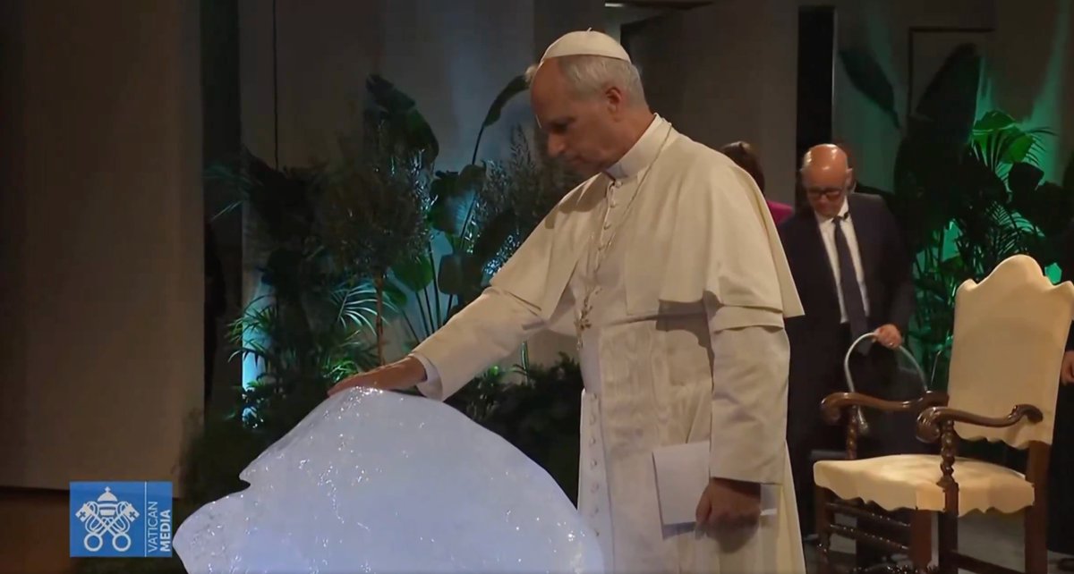 Anna Maciej Świerzyńscy (@tbkatolikiem) on Twitter photo Jeszcze kilka dni temu papież Leon XIV krytykował zachowanie swojego poprzednika papieża Franciszka kiedy Ten w 2019 roku błogosławi Pachamamę, a teraz sam w towarzystwie Arnolda Schwarzeneggera błogosławi bryłę lodu z Grenlandii, przez niektórych nazwanego zamrożoną Pachamamą. Jeszcze kilka dni temu papież Leon XIV krytykował zachowanie swojego poprzednika papieża Franciszka kiedy Ten w 2019 roku błogosławi Pachamamę, a teraz sam w towarzystwie Arnolda Schwarzeneggera błogosławi bryłę lodu z Grenlandii, przez niektórych nazwanego zamrożoną Pachamamą.
