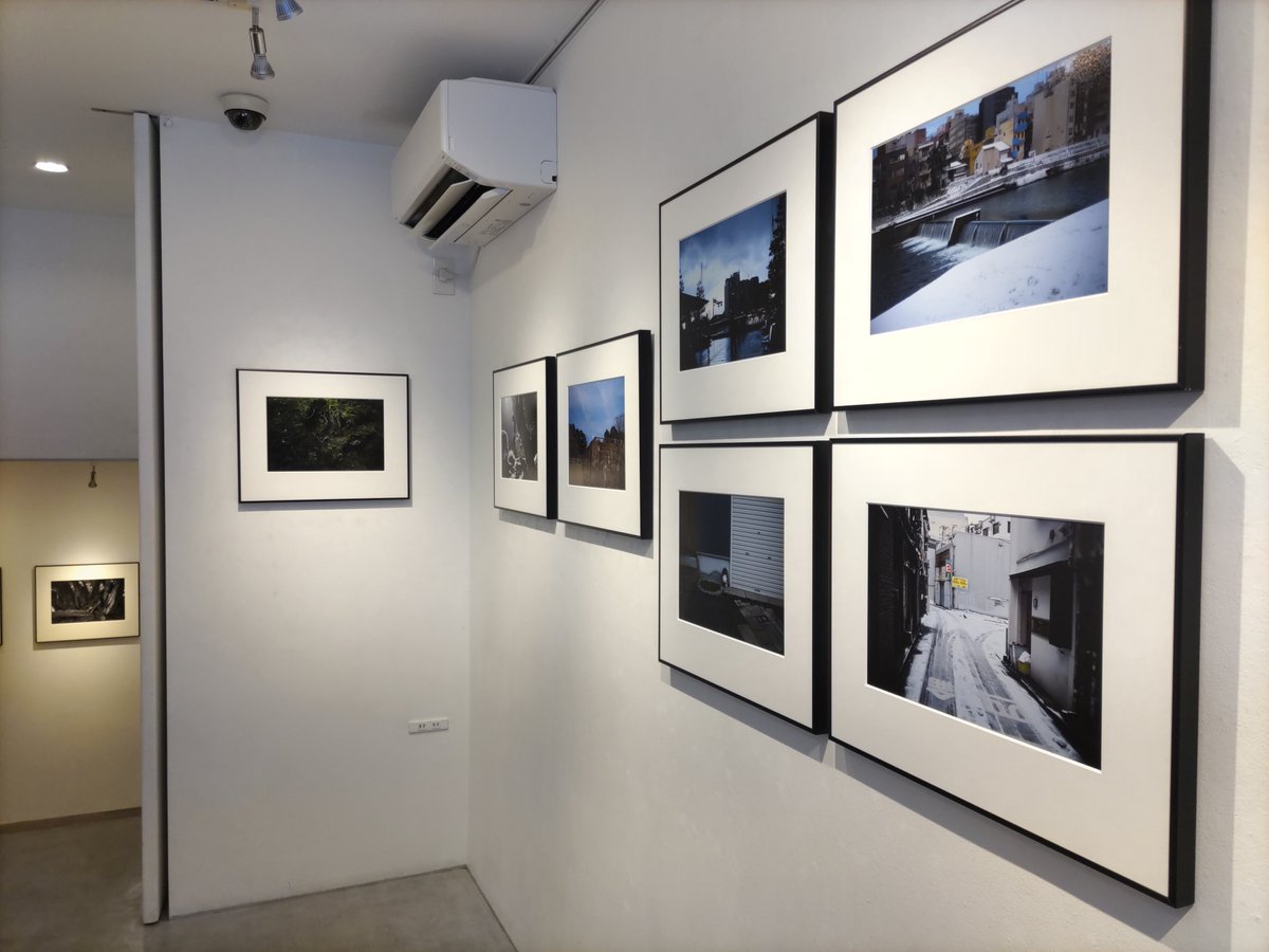 ved00163's tweet photo. N展以来2度目の西田さんの写真展に朝一番でお邪魔しました。今回は杉森さん目当てです、スゴイ。作品は落ち着いた色調でいい感じでした。西田さんには楽しいお話と一緒に写真に写って頂き本当に有難うございました。
https://t.co/zQ3HWMEcPx
https://t.co/VeJ7HXFX0d https://t.co/JGv18Ln3Qp