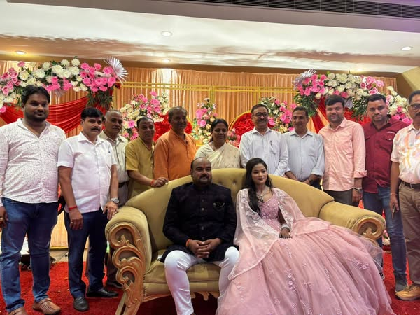 देवेंद्र पटेल टिंकू पटेल जी की भतीजी प्रियंका जी की बरिक्षा कार्यक्रम में सम्मिलित होकर शुभकामनाएं दीं..