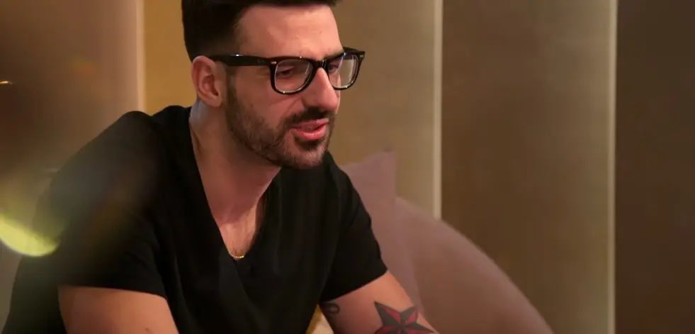 glitterkitties's tweet image. this is all i can think of when i see anton from love is blind season 9