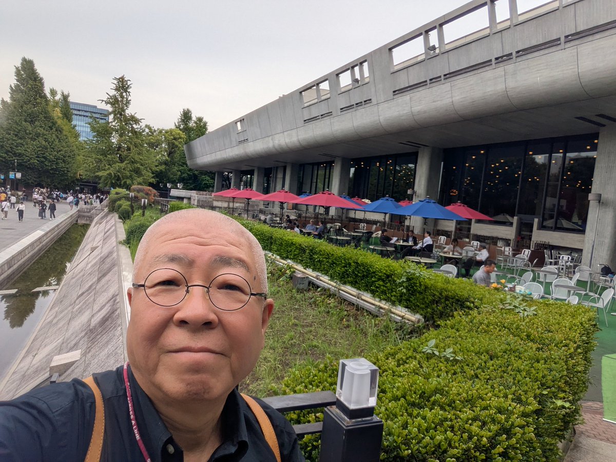 埼玉の実家の件で積水ハウス不動産の担当者と上野駅の喫茶店で打ち合わせ
時間あったので東京文化会館の周りを少し散策しました
何度かオペラなるものを観に来たことがあります
お客さんが舞台美術の監督やってたので、三万くらいのチケットを何度かいただきました
東京文化会館は音響が日本一だとか