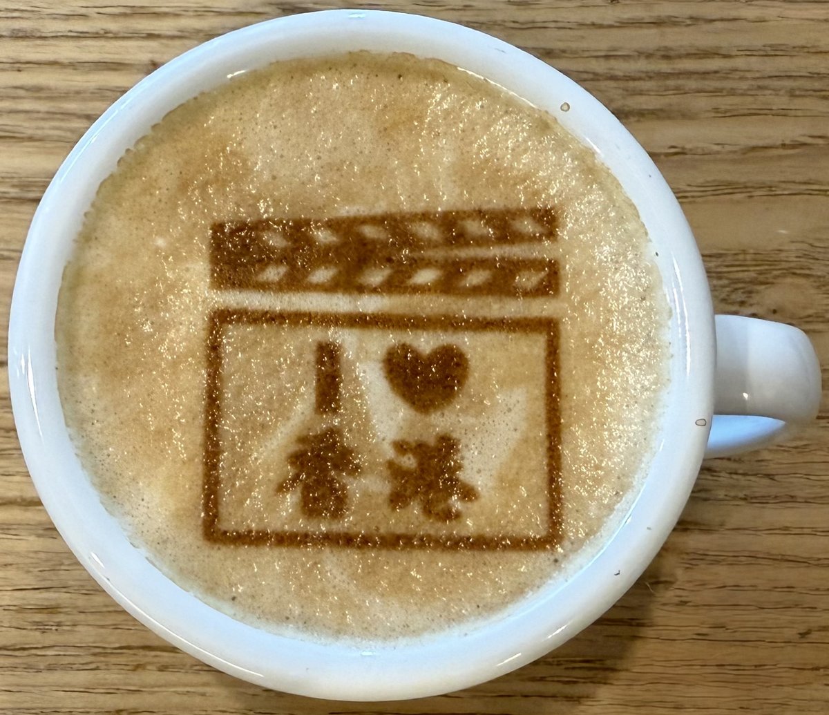 ラテ…♡ページ 今月（10月）のラテアートは a）「Victoria 1842」ロゴ b）「荃灣