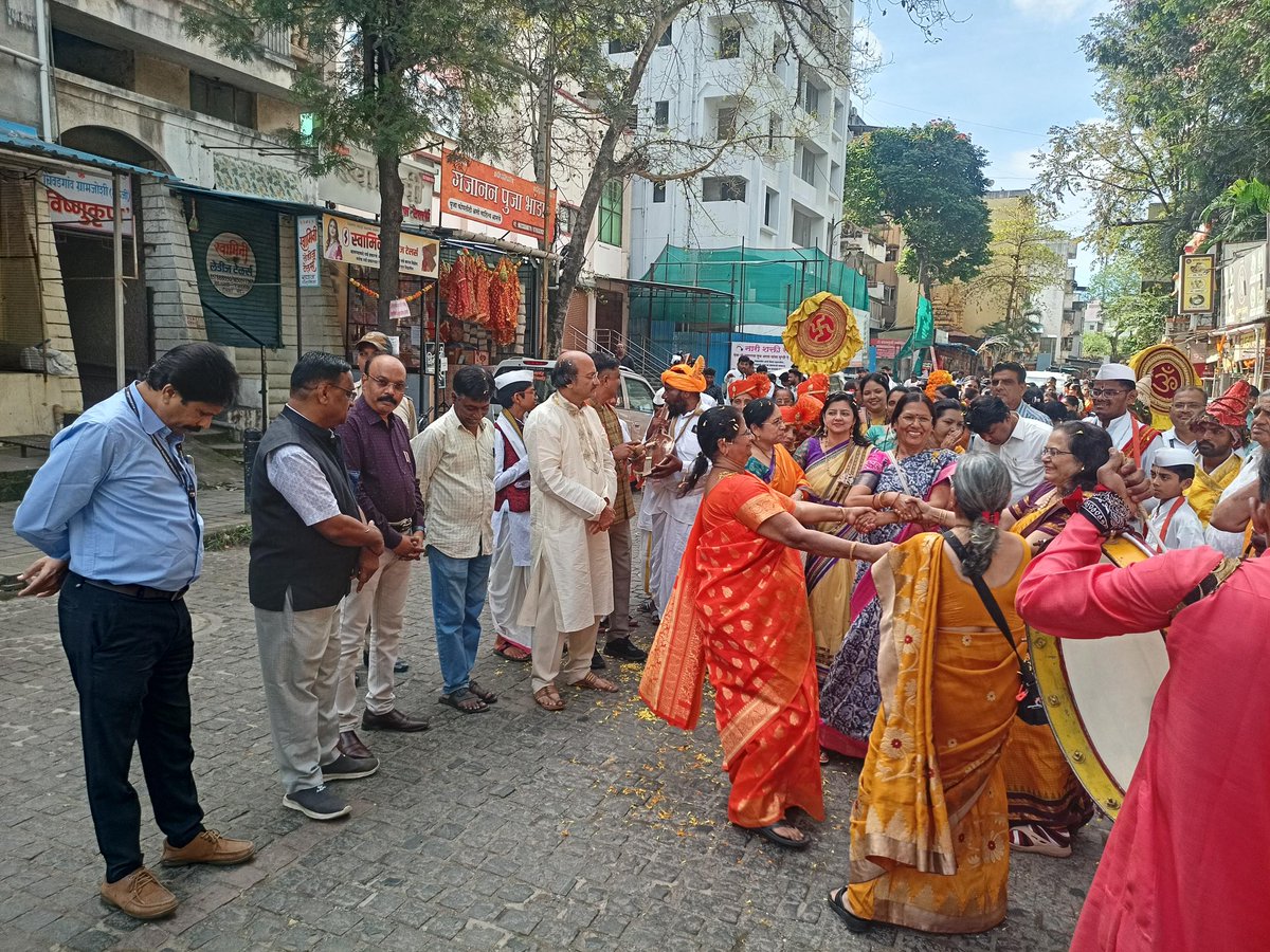 pcmcindiagovin's tweet image. 🌸अभिजात मराठी भाषा दिवस/सप्ताह २०२५ निमित्त ग्रंथ दिंडी/शोभायात्रा 🌸
 
📍 मार्ग: मोरया गोसावी मंदिर – गांधी पेठ – चापेकर चौक – प्रा. रामकृष्ण मोरे प्रेक्षागृह, चिंचवड
 
🗓 अभिजात मराठी भाषा सप्ताह २०२५ - ३ ऑक्टोबर ते ९ ऑक्टोबर