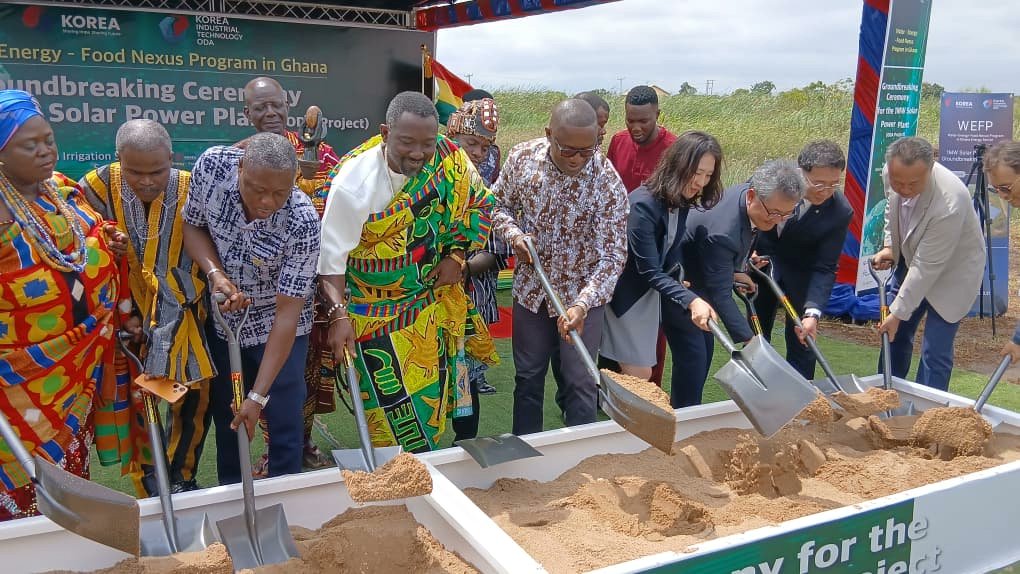 GBADigitalMedia's tweet image. The government of Ghana has turned the sod on the country’s first solar irrigation project under the Water-Energy-Nexus Project in Dawhenya, funded by the Korean Government. #solarpv #solarpump #irrigation #watersecurity #energysecurity #ghana
greenbuildingafrica.co.za/ghana-launches…