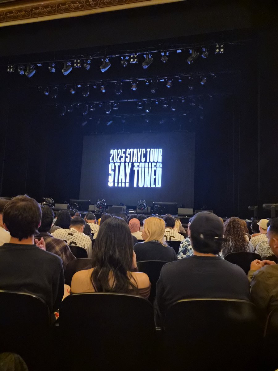 saintseeun's tweet photo. WE IN THERE GUYS #staycinseattle https://t.co/j2fHrf35dq