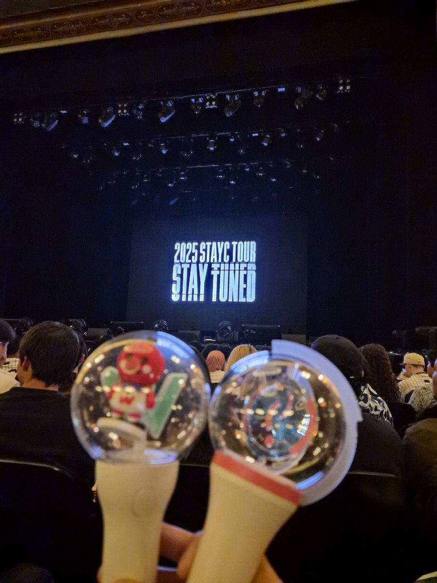 saintseeun's tweet photo. WE IN THERE GUYS #staycinseattle https://t.co/j2fHrf35dq