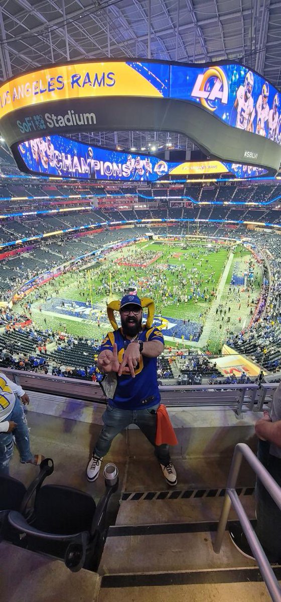 pakotomi's tweet photo. @FOXImpactoNFL #FOXImpactoNFL ahora despiertan los #RamsHouse saludos mi estimado @rgarciaochoa https://t.co/iDrMkzUmUP
