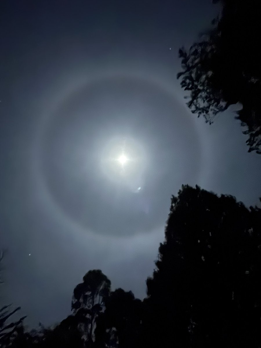 _JulioCesarRuiz's tweet photo. #luna de hoy en #PuertoMontt 😮 https://t.co/QM72mAl2LL