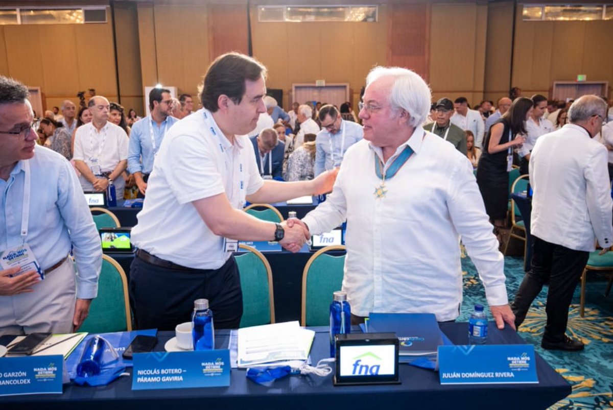 Reconocemos el liderazgo del Dr. Julián Domínguez al frente de <a href="/Confecamaras/">Confecámaras</a>. Felicitamos al Dr. Nicolás Botero y le deseamos muchos éxitos.